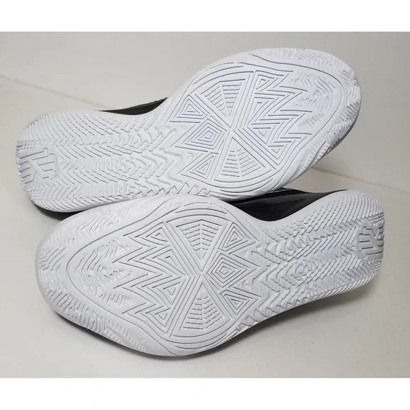 Nike Kyrie6 Flytrap Basketball Shoes Men size 10 Black White Sneakers DM1125 NEW